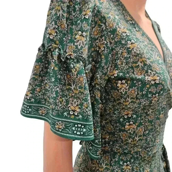 Elegant Floral Wrap Dress with Ruffled Hem - Picture 2 of 7